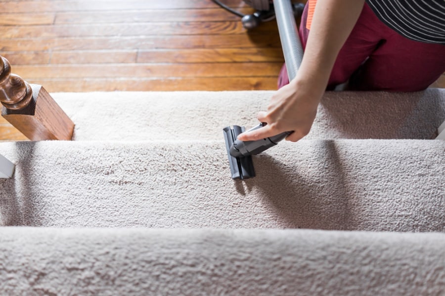 如何清洁楼梯上的地毯