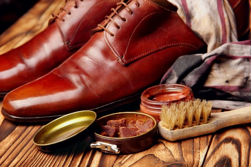 如何清洁皮鞋:一步一步的指南