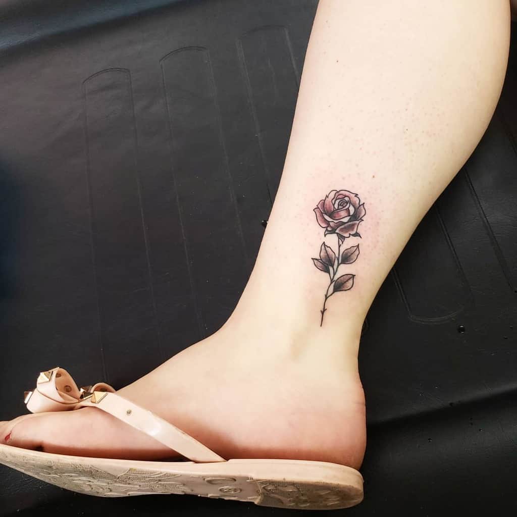 柴小姐脚踝简单线条玫瑰纹身图案